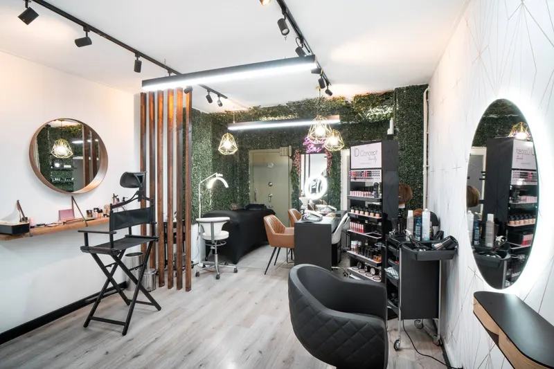 De beautybar met de groene haagwand en gouden hanglampen