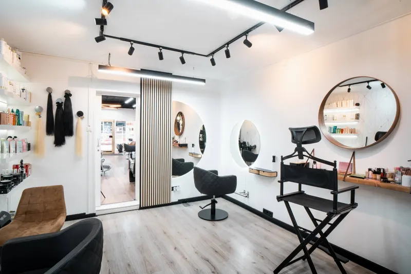 De witte salon met de ronde, verlichte spiegels