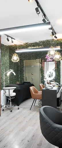 De beautybar met de groene haagwand en gouden hanglampen