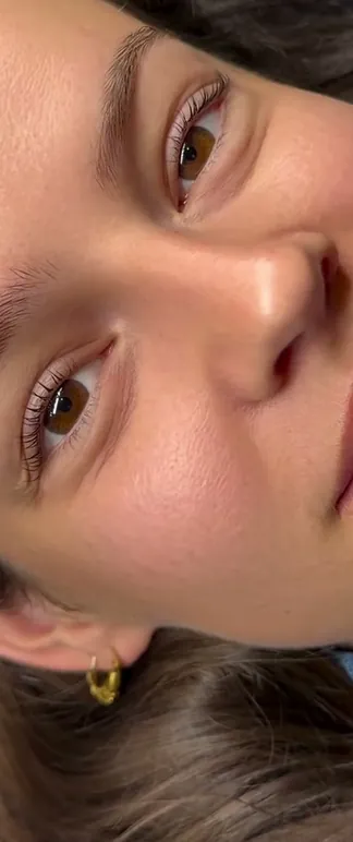 Opgekrulde wimpers na een lash lift, van dichtbij