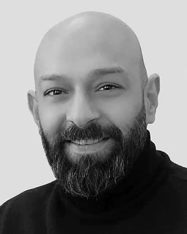 Elian Yossef, lachend, met een grijzende baard